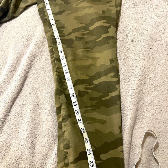 Universal Thread Ankle Length Cropped Cargo Pants. Gently Worn. Size 16/33R. - Picture 9 of 13